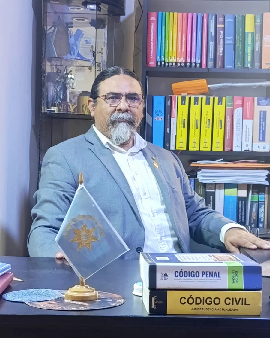 El Dr. Gustavo Salas en su despacho